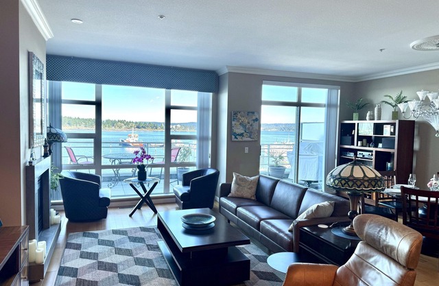 Luxuriöses Penthouse-Stadthaus mit 3 Schlafzimmern mit Blick auf den Hafen von Nanaimo