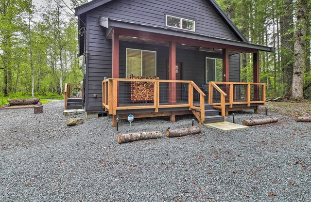 NEW! Modern Hideaway: Fire Pit, 5 Mi to Mt Rainier