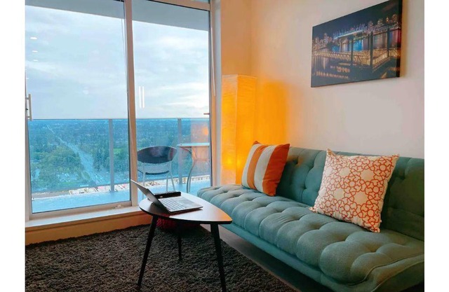 *Modern Highrise Apt* w/ parkin+ skytrain + wifi