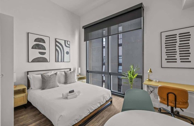 Modern Highrise STU w/ Sky Pool, Parking, Gym 10