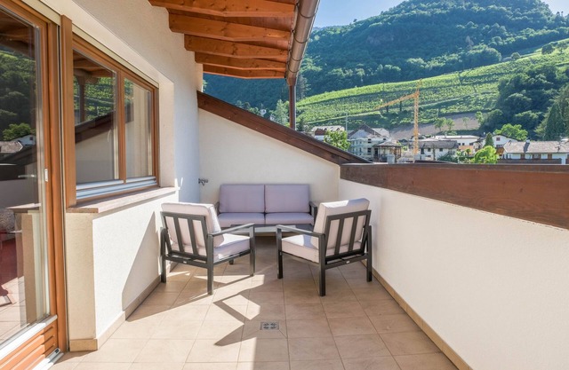 Moderne Ferienwohnung “Apartment Nals” mit 2 Balkonen und Bergblick; Parkplätze verfügbar