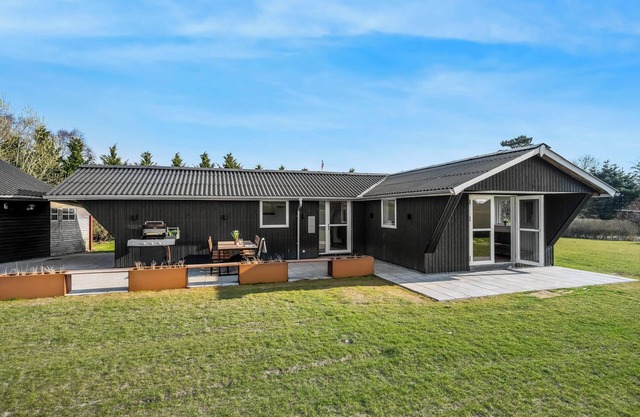 Modern holiday home with 3 bedrooms, completely renovated in 2025 and located close to Rinkøbing.