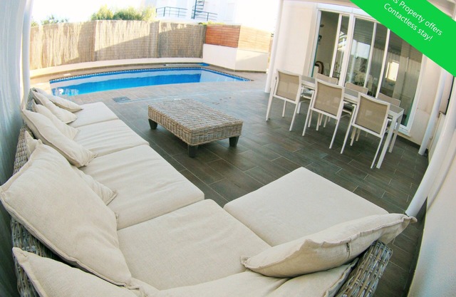 Modernes Ferienhaus mit Pool in Puerto Rey