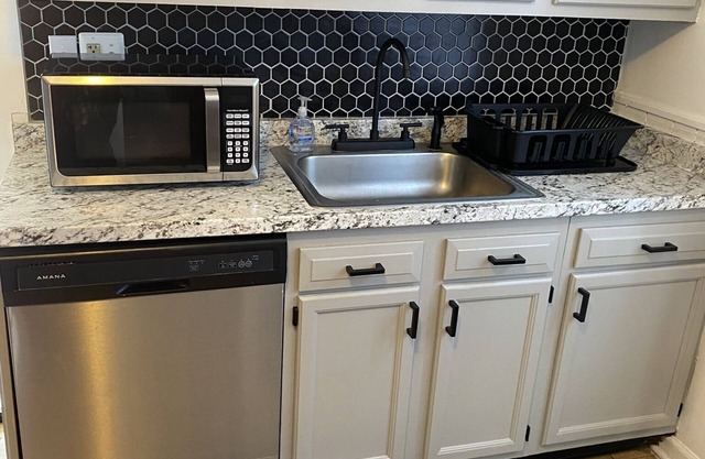 Modern Home 10 minutes from Yale Hospital & University