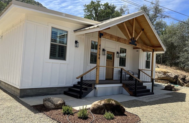 Modern Home, 2 miles from Sequoia Park’s Entrance and 10 mi. from Mineral King.