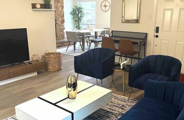 Modern Home - Close to A&M !