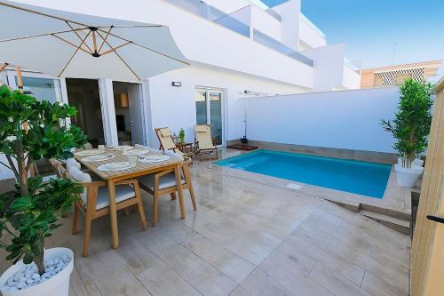 Modern home with private pool & close to the beach