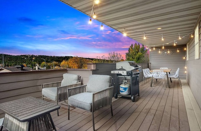 Modern Home-Garage-Scenic Patio