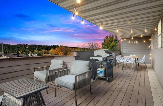 Modern Home-Garage-Scenic Patio