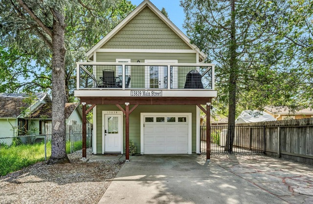 Modern Home in downtown Middletown! Walk to shops & restaurants!