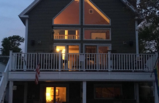 Modernes hundefreundliches Haus am Webster Lake mit Zugang zum Wasser und spektakulärer Aussicht