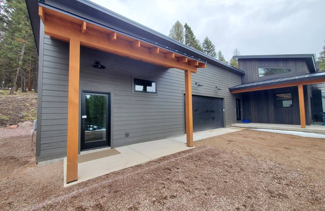 Modern home ~ Pet Friendly ~ In-law Suite