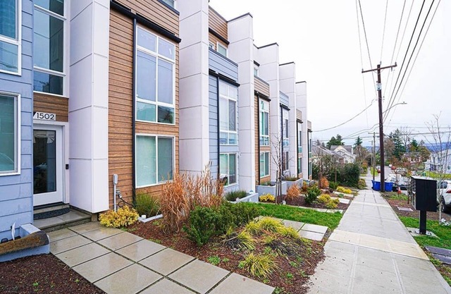 Modern Home, Rooftop view, 3 block Beacon station