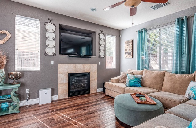 Modern Home - Self Check-In - Close to Airport