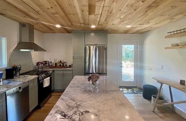 Modern home w/creek view, steps to town & mountain