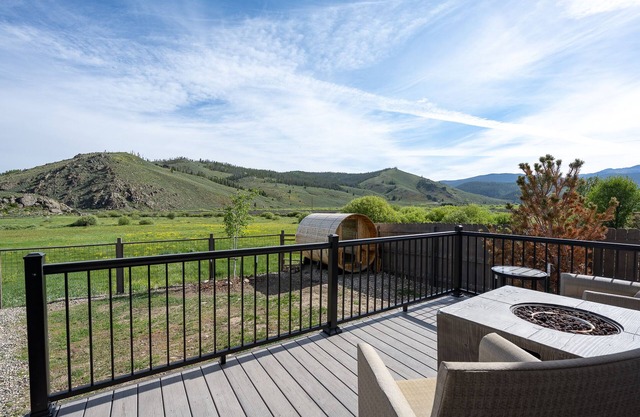 Modern Home w/ Great Private Views, Hot Tub & Sauna