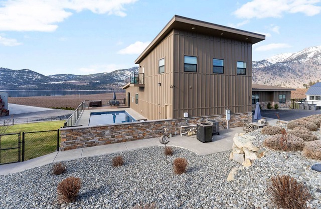 Modern Home w/ Lake Chelan Views, Private Pool, Hut Tub, & Game Room