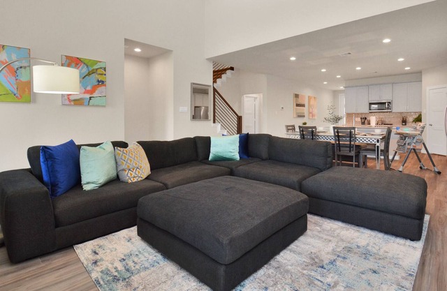 Modern Home w/ Pool & Free Parking near Woodlands