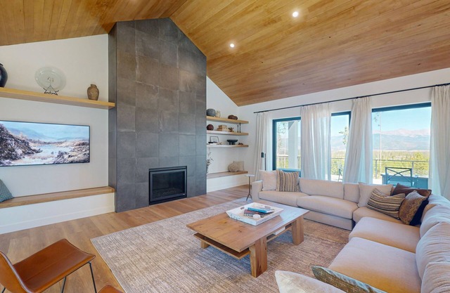 Modern home with a hot tub, washer/dryer & spacious deck
