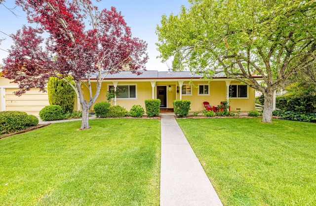 Modern home with enclosed yard, central AC & washer/dryer - near wineries