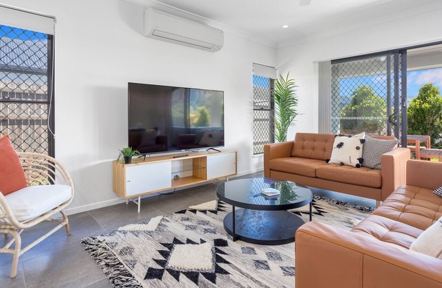 Modern Home with Private Spa and Fenced Garden