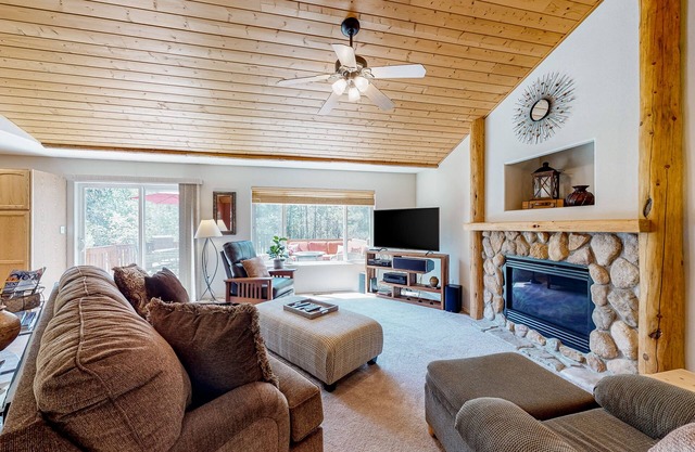 Modern home with washer/dryer, central AC, fireplace & deck
