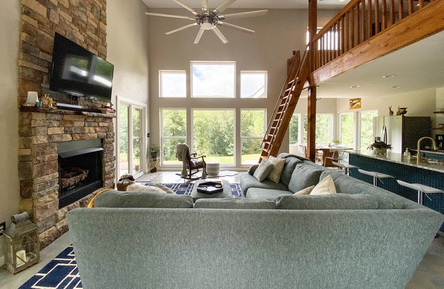 Modern home, year-round mountain view, 30acres, hot tub, orchards & wineries