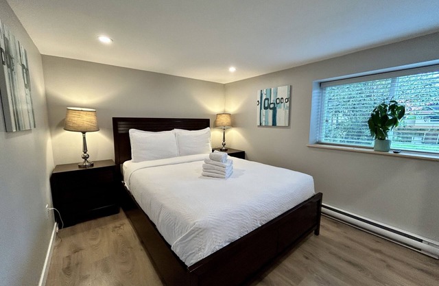 Modern Homelike Suite - Full Kitchen, Close to DT