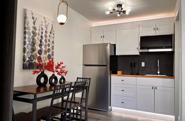 Modern hotel suite with kitchenette in charming Shamrock
