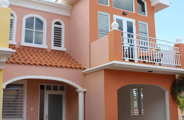 Modernes Haus in Aguadilla mit 16KW Generator und 660 Gallone Wasserreserve