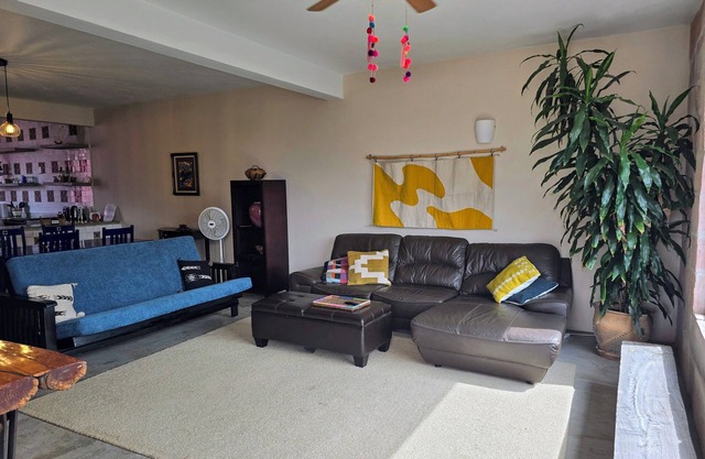 Modern House, Nice neighborhood, car available for daily/wkly rentals