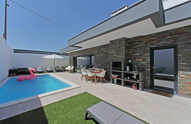 Modern House w/Private Heated Pool, Interior garden & Parking - Casa do Sul
