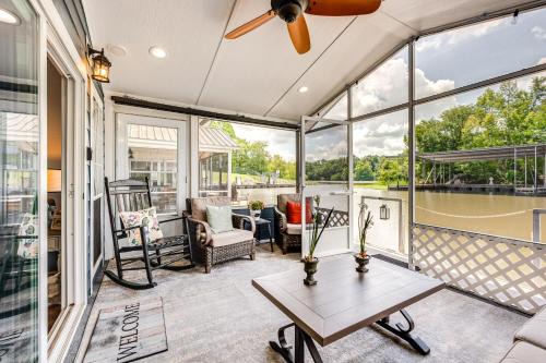 Modern Houseboat on Flint River with Dock!