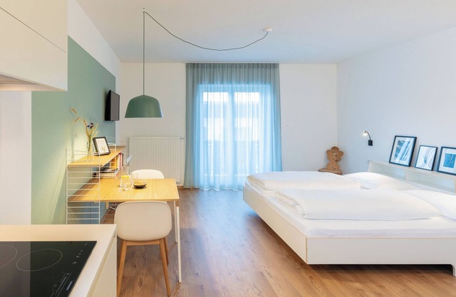 Moderne "Hus Ferienwohnung - Nr. 1" mit Balkon, Garten & WLAN