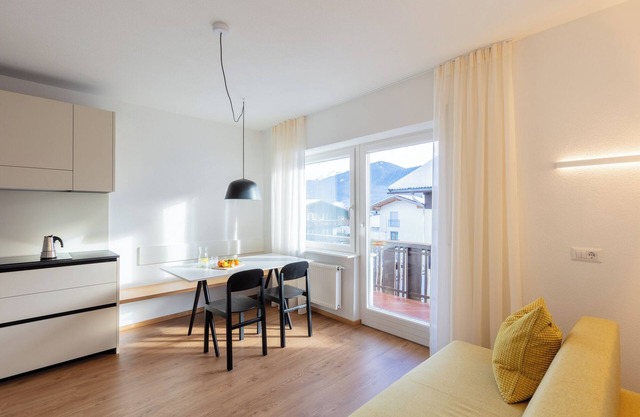 Moderne "Hus Ferienwohnung - Nr. 2" mit Balkon, Garten & WLAN