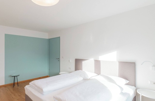 Moderne "Hus Ferienwohnung - Nr. 4" mit Balkon, Garten & WLAN