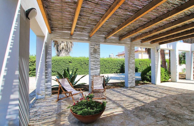 Modern Independent Villa with Garden, Terrace, Wi-Fi, few steps to Sandy Beach