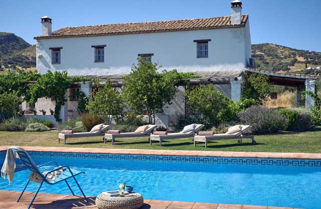 SCHÖNE, LUXUSVILLA & PRIVATER POOLBLICK, ORGANIC OLIVE GROVE RONDA 5Km