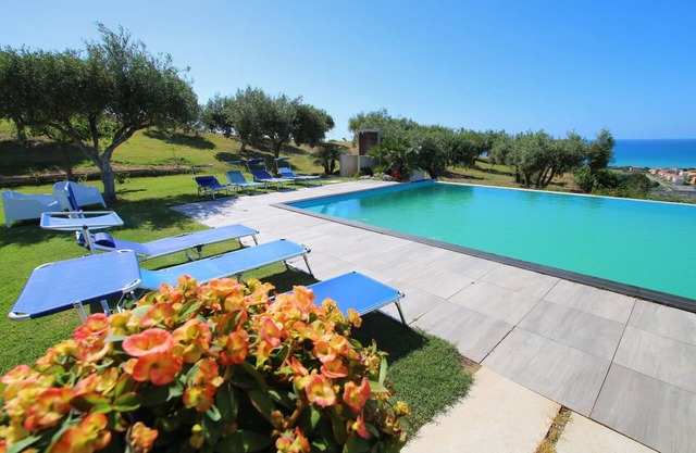 Moderne Villa mit eigenem Golfplatz, Pool, Garten, Terrasse, WLAN, Meerblick