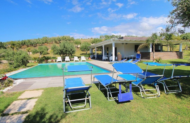 Modernes Anwesen mit eigenem Golf-Praxis, eigenem Pool, Garten, WiFi, Sea View
