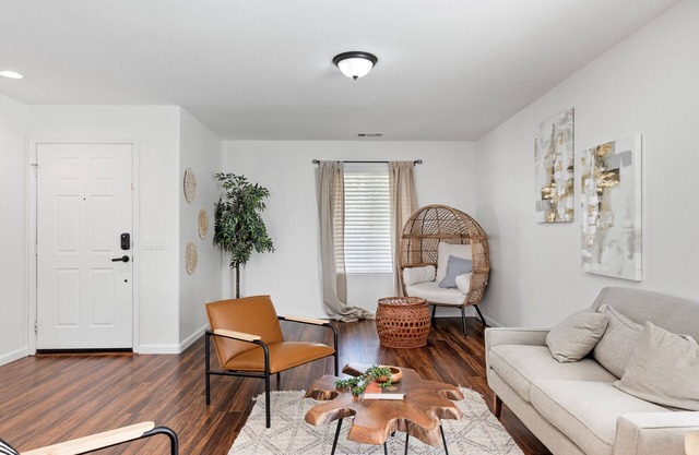 Modern | King, Queens | Spacious w/Stocked Kitchen