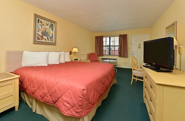 Modern King Room w/ Elegant Ambiance! Free WiFi