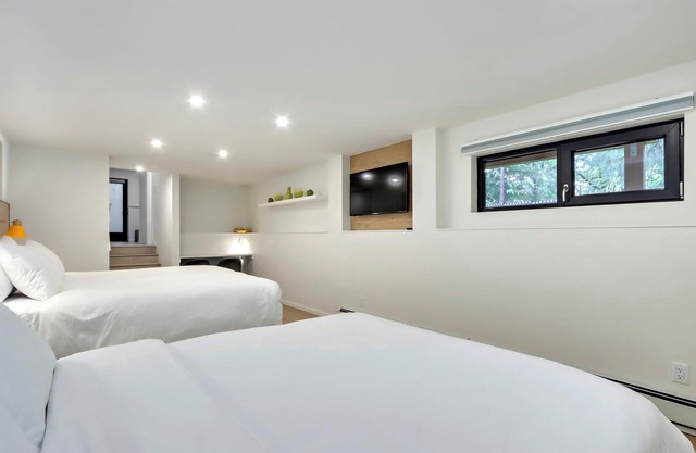 Moderne Gästesuite mit Kingsize-Bett (keine Reinigungsgebühr)