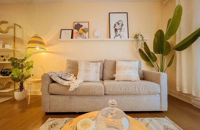 Modern King Suite with WiFi- Gym -Terrace - Parking- Close to Downtown & Airport