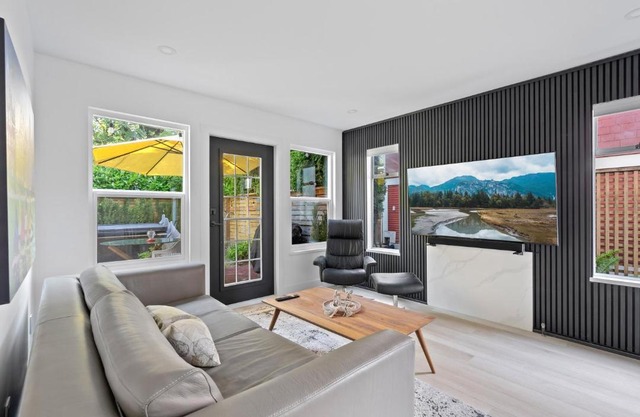 Modern Kitsilano 2 bedroom Home with a Hot Tub