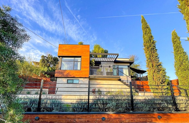 Modern L.A. home with gorgeous views of the San Gabriel Mountains. Pet Friendly.