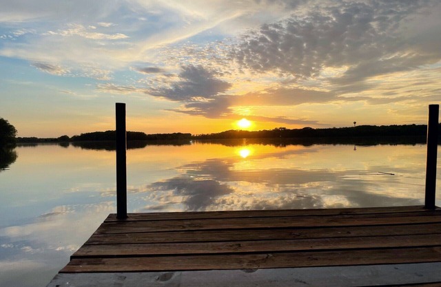 NEW! Modern Lake Cabin Getaway, Hidden in the Heart of City Convenience.