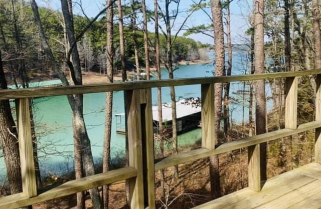 Modern Lake Cabin with great views of the Solar Eclipse!