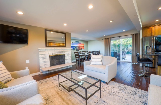 Modern Lake Hills Villa, ideal long or shared stay, EV charger