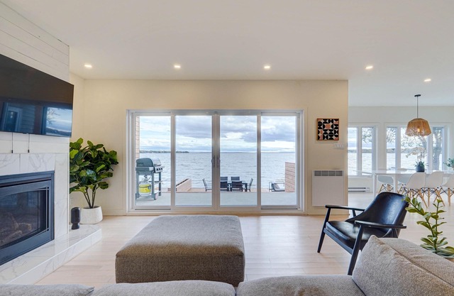 Modern Lake House with Spa on Champlain Lake, Venise-en-Québec